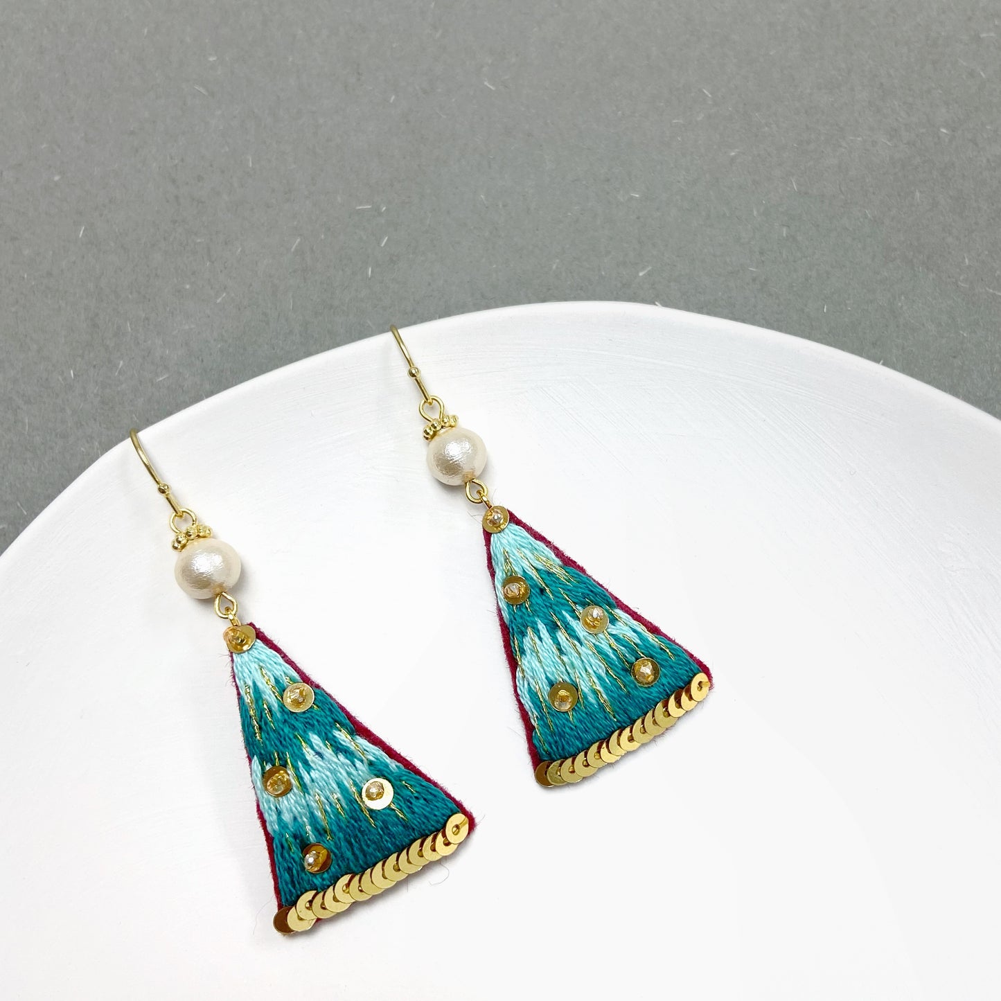 IE172_Thread & Bead Embroidered Earrings_Christmas