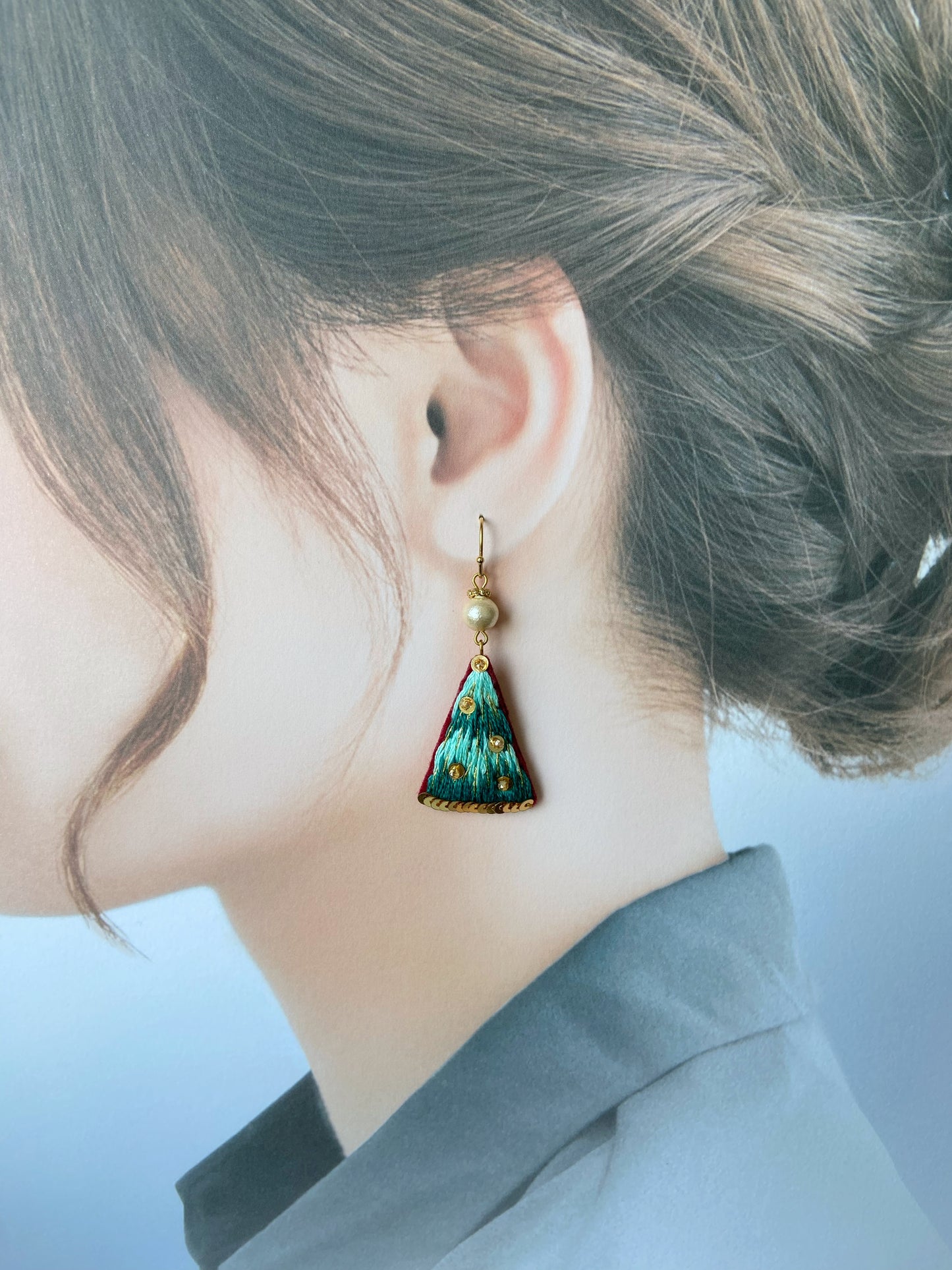 IE172_Thread & Bead Embroidered Earrings_Christmas