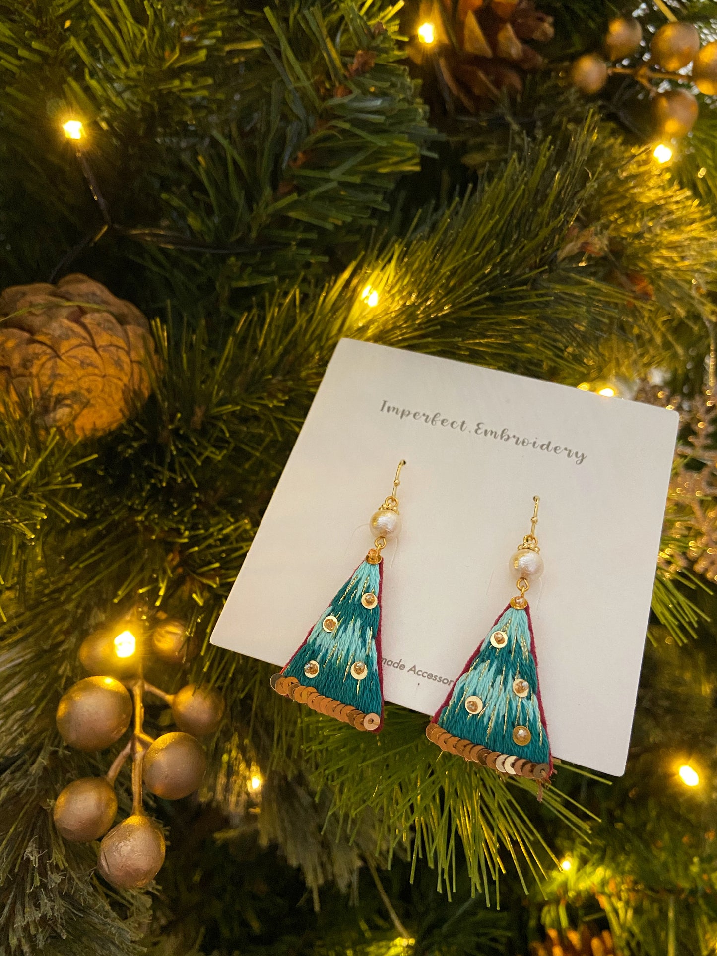 IE172_Thread & Bead Embroidered Earrings_Christmas