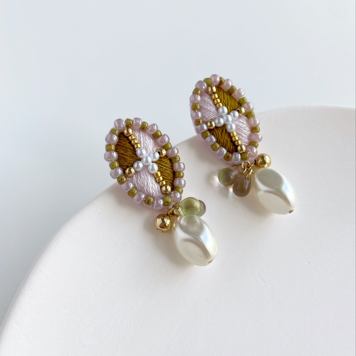 IE270_Thread & Bead Embroidered Earrings